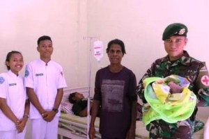 Satgas Pamtas RI-PNG Bantu Persalinan Warga Erambu Papua